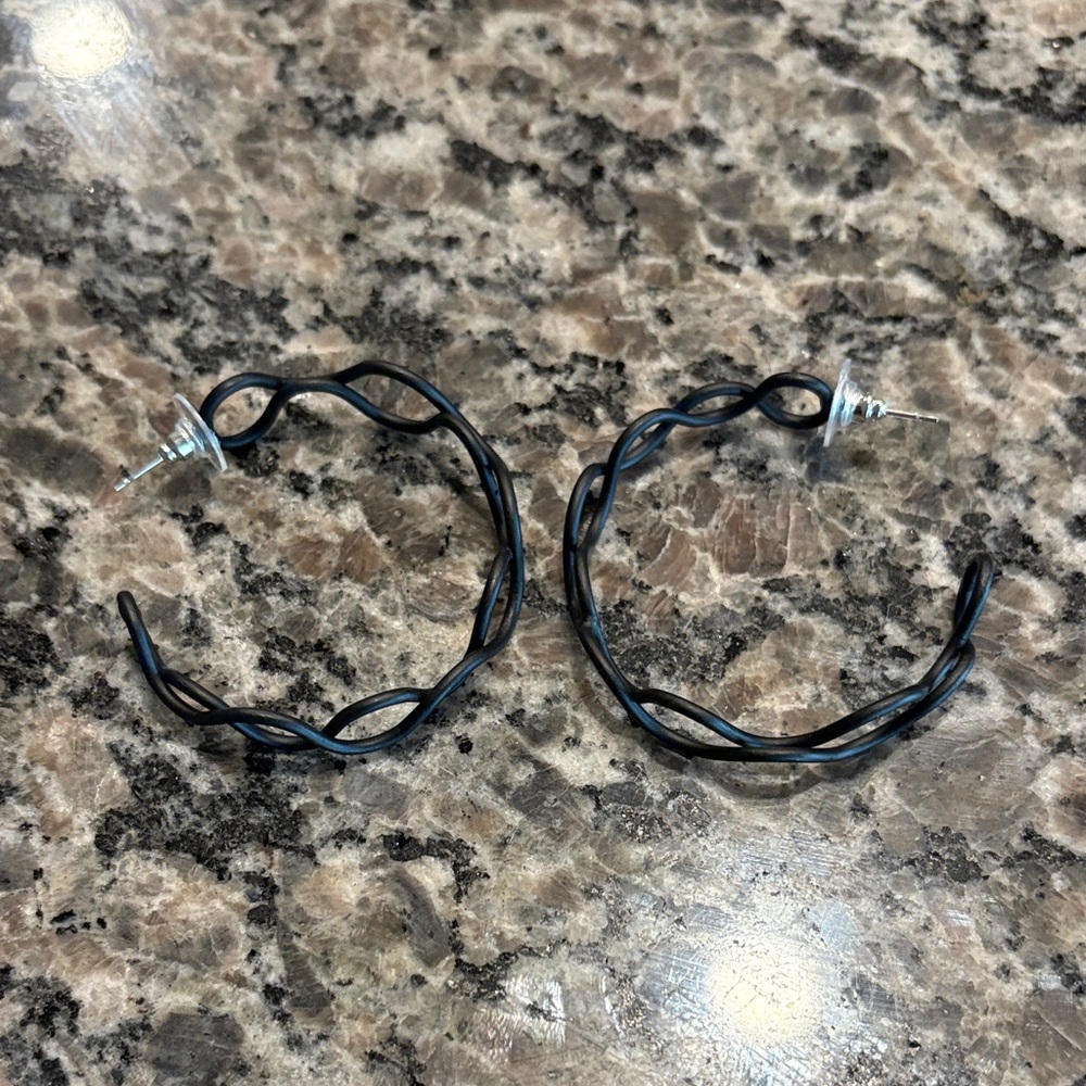 NWOT Marlyn Schiff Black Twisted Hoop Earrings